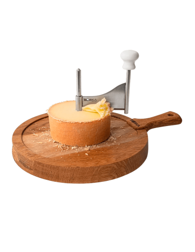 Cheese Curler Friends Boska en plena acción rizando un queso