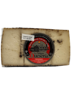 Queso de oveja con ajo negro La Antigua Quesería