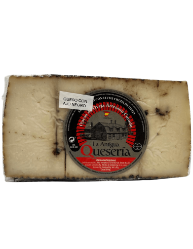 Queso de oveja con ajo negro La Antigua Quesería