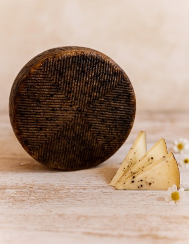 Queso de oveja ahumado en ceniza Azumbre