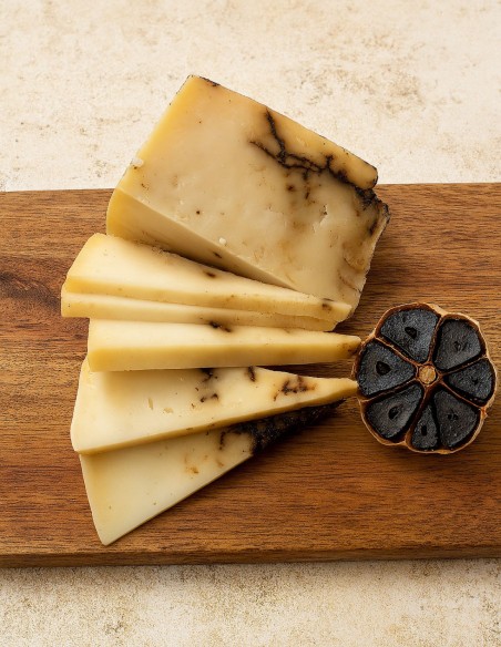 Queso de oveja semicurado con ajo negro Castillo Peñas Negras