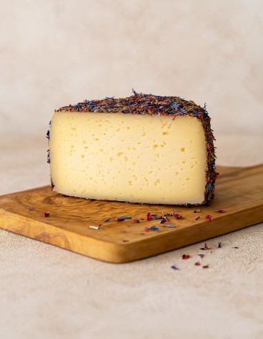 Queso de oveja curado con flores Castillo Peñas...