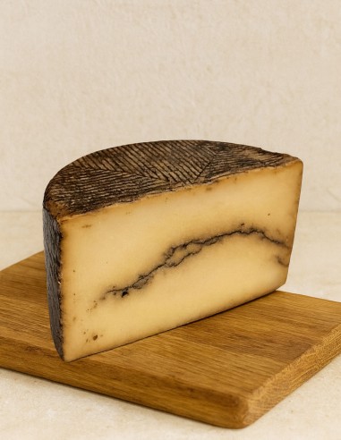 Queso de oveja con ajo negro La Antigua Quesería