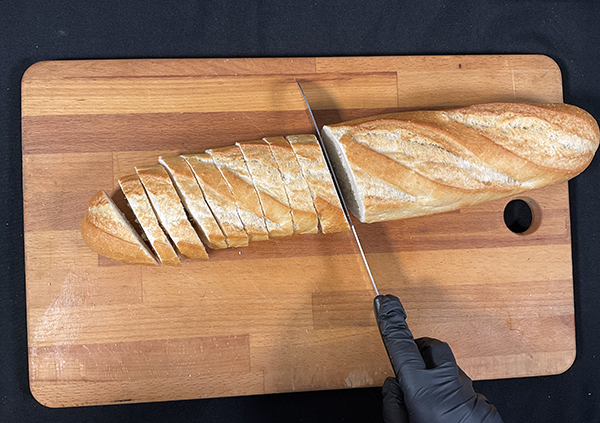 cortando el pan
