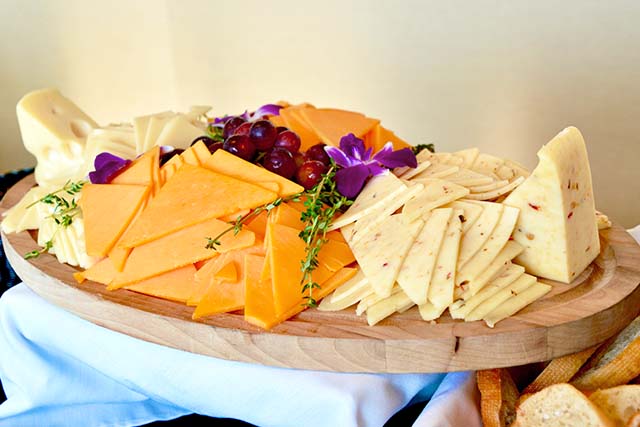 bandeja con diferentes quesos saludables