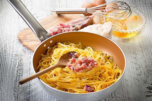 espaguetis a la carbonara recién hechos en sartén