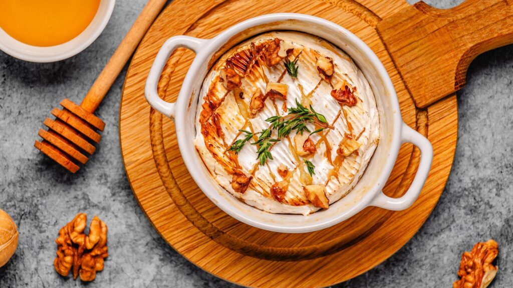 Queso de cabra al horno con miel y nueces